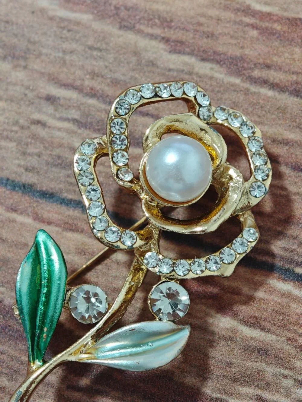Gold-Tone Pearl & Crystal Flower Brooch – Elegant Floral Pin in Gold and Green